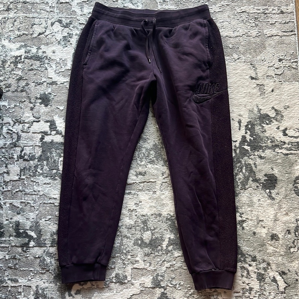 Great condition, cozy Nike sweatpants!